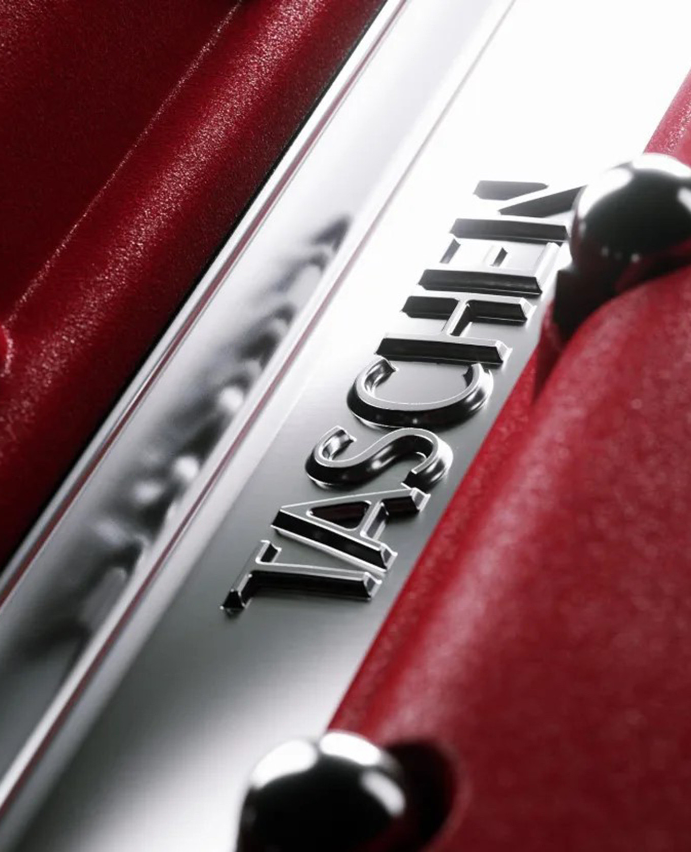 TASCHEN Книга Ferrari коллекционное издание в футляре в виде двигателя FERRARI изображение 6