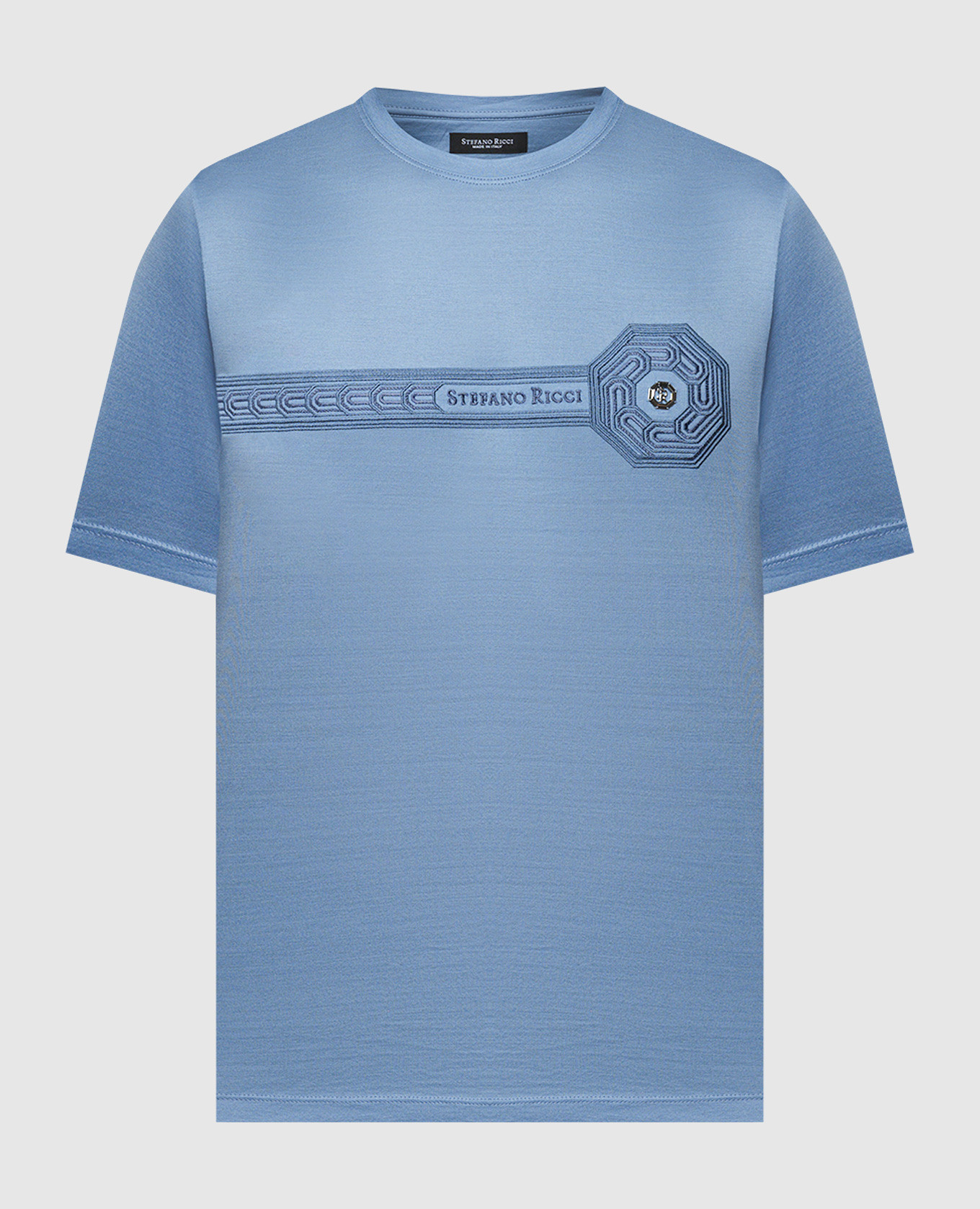 Camiseta azul con logo bordado