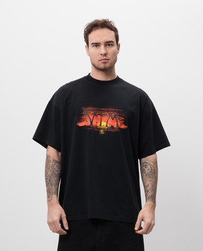 Vetements Черная футболка с контрастным принтом UA66TR720B