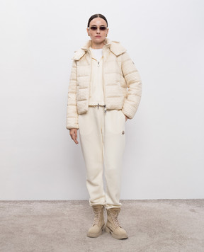 Moncler Бежевая стеганная пуховая куртка с нашивкой логотипа K20931A00006788QF