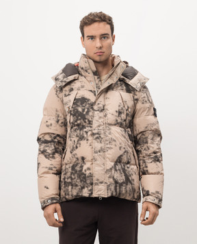 Stone Island Бежевый пуховик в абстрактный принт с логотипом. 8115462E1