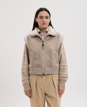 Brunello Cucinelli Бежевый кожаный жилет на меху с цепочкой мониль из эколатуни MPMBP7985P