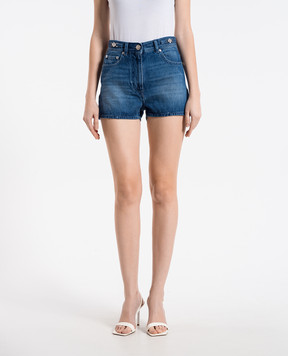 Versace Синие джинсовые шорты с кожаным патчем логотипа 10181941A13650