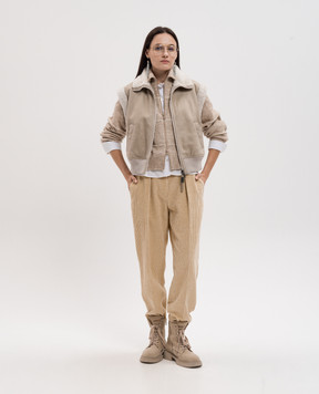 Brunello Cucinelli Бежевый кожаный жилет на меху с цепочкой мониль из эколатуни MPMBP7985P