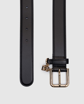 Dolce&Gabbana Черный кожаный ремень с подвеской логотипа монограммы. BE1635AW576